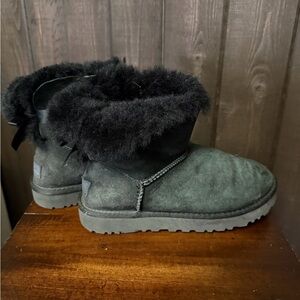 UGG Australia Women's Black Bailey Bow Short Sheepskin Boots 1016501 Sz 6